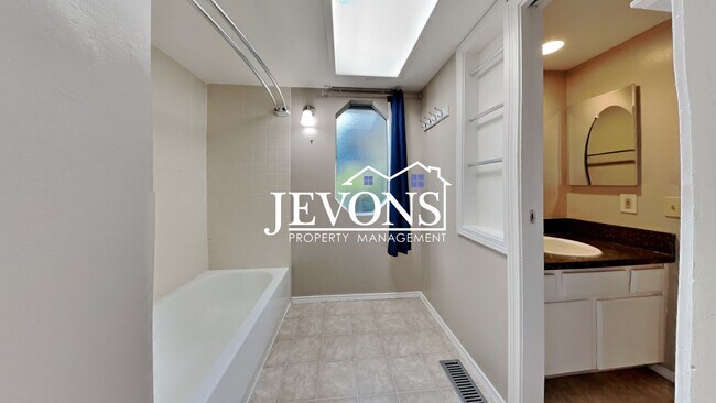 Building Photo - Charming 3-bedroom single-family home with...