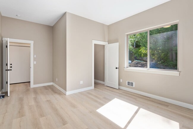 Building Photo - Beautiful 2 bedroom Home Over Looking Lake...