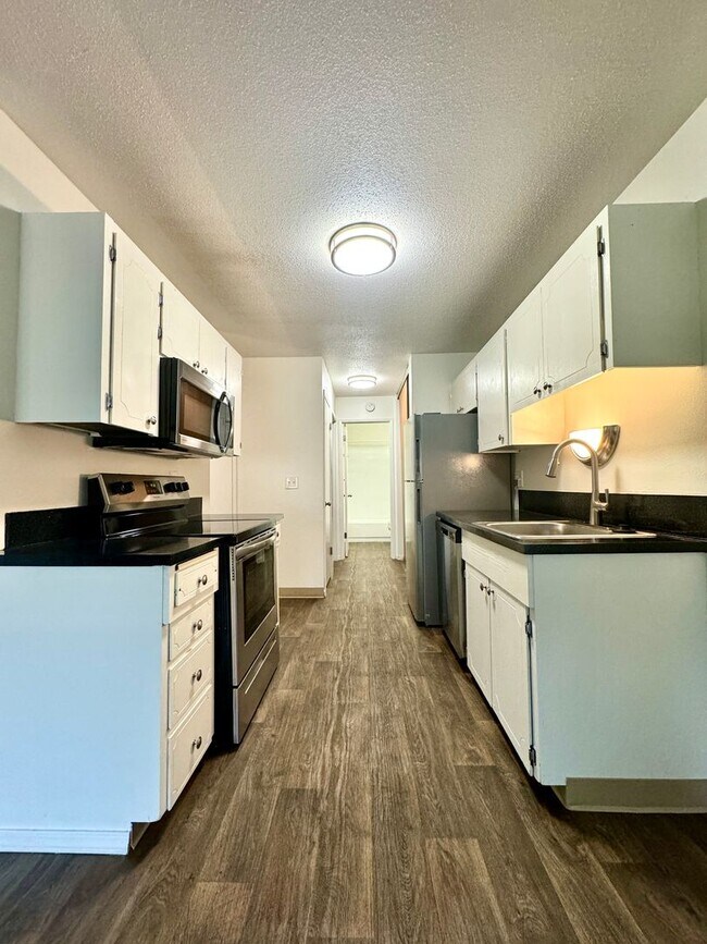 Building Photo - Freshly Updated Top Floor One Bedroom w/ Fresh Paint, New Shower Surround & Stainless Appliances~...
