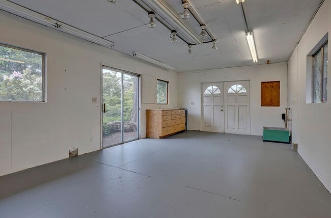 Building Photo - 3Bd/2.75Ba Shoreline House