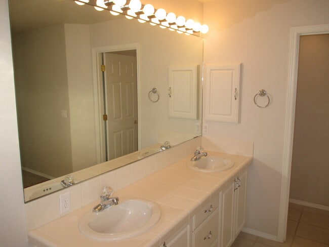 Building Photo - South Salem Home on Creekside Golf Course