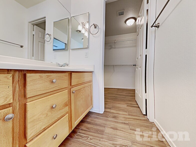 Building Photo - 873 E Geona St