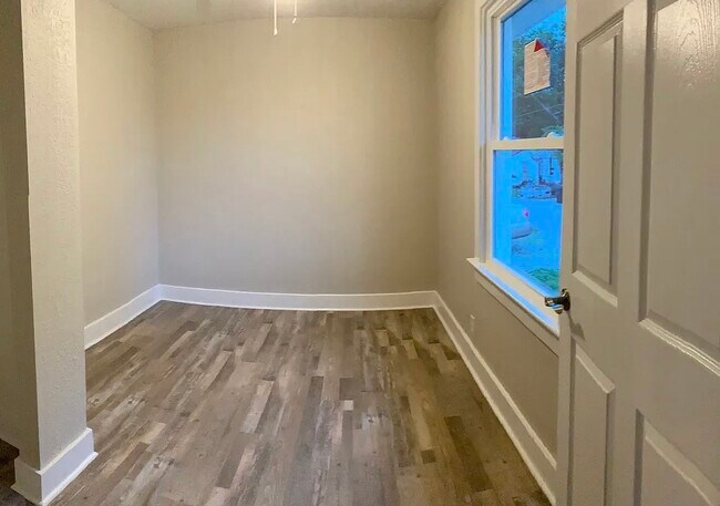 Building Photo - 710 Riverview Dr