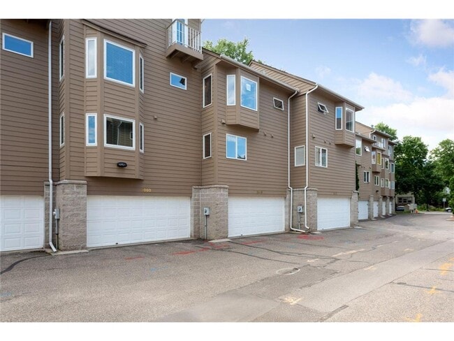 Building Photo - 2858 Kenwood Isles Dr