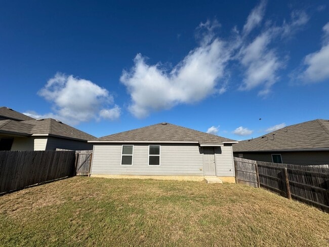 Building Photo - CUTE ONE STORY HOME FEATURING 3 BEDROOMS /...
