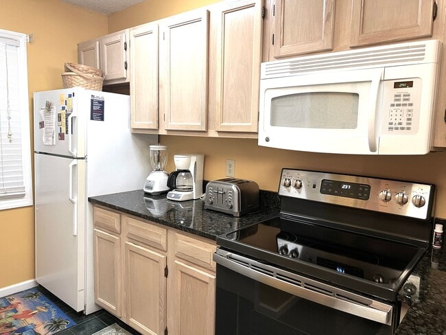 Building Photo - Furnished 2 Bedroom, 2 Bath, 2nd Floor Con...
