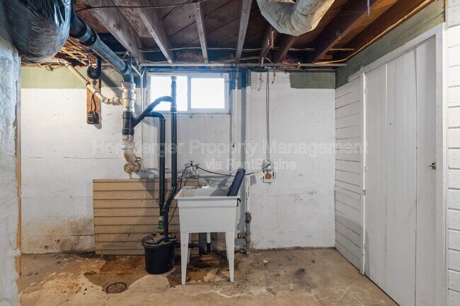 Building Photo - 6950 N Crestline St