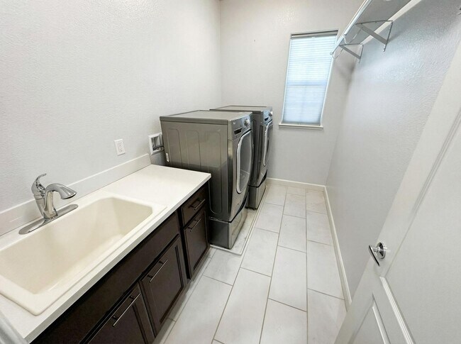 Building Photo - Beautiful 3BD Home in Hayward – Over 2,200 Sq Ft of Comfortable Living