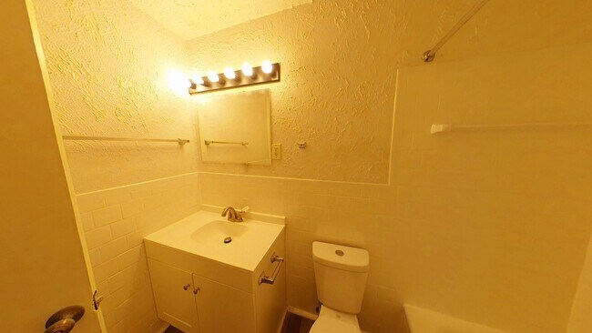Building Photo - Newly updated 2 Bedroom, 1 bathroom Apartm...