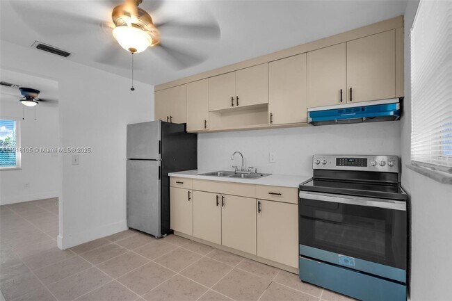 Building Photo - 124 SE 2nd Terrace