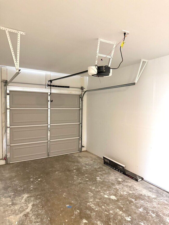 Building Photo - Fully Renovated 2 bed 1 bath !!
