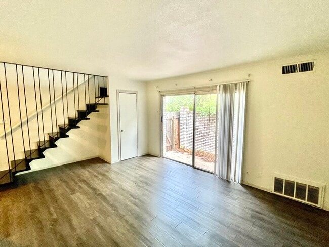 Building Photo - Two-story 1/1.5 Apt in Northeast Austin - ...