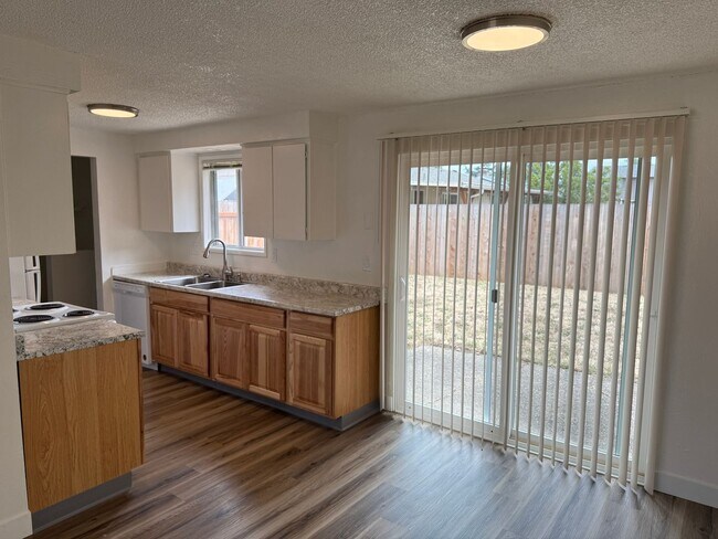 Building Photo - Updated 2 bedroom 1 1/2 bath duplex in Springfield!