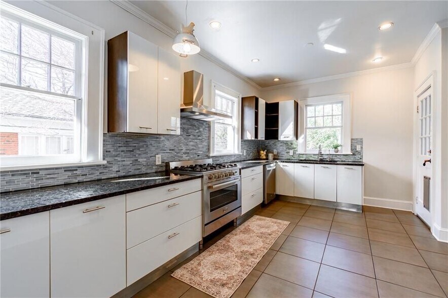 Building Photo - 628 Cooledge Ave NE