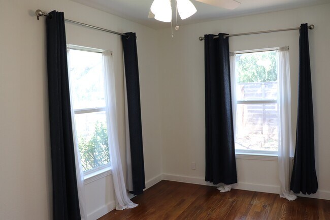 Building Photo - 713 E 45th St