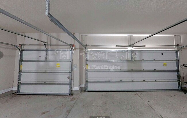 Building Photo - 2099 Club Lake Dr