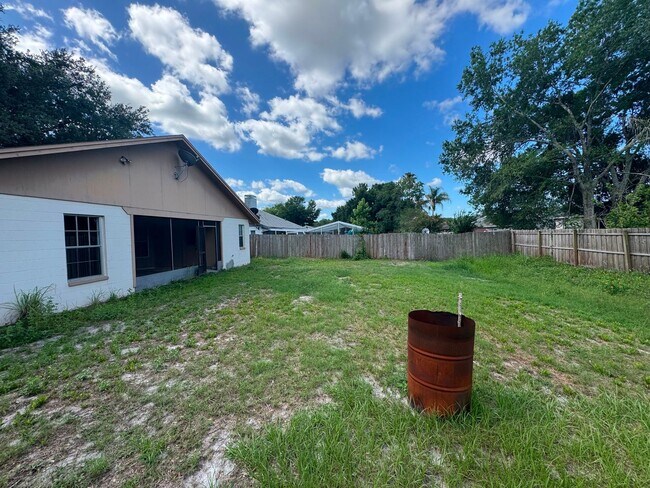 Building Photo - Spacious Lakeland 3-Bedroom Home with 2-Car Garage & Large Driveway