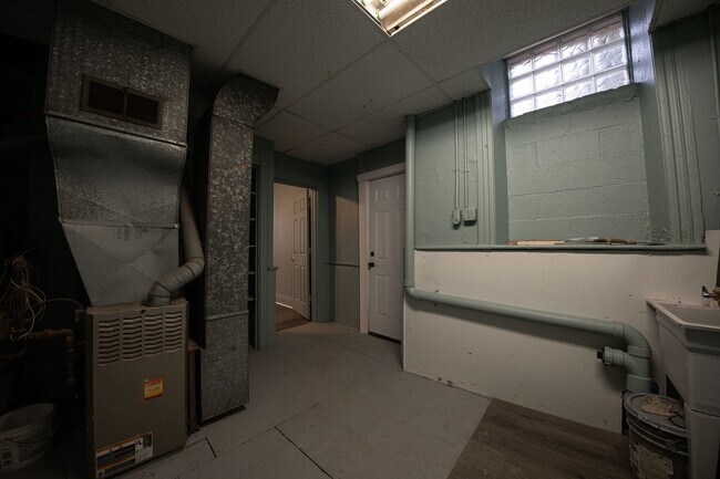 Building Photo - Available NOW! 1st Floor  2 Bed 1 Bath Apa...