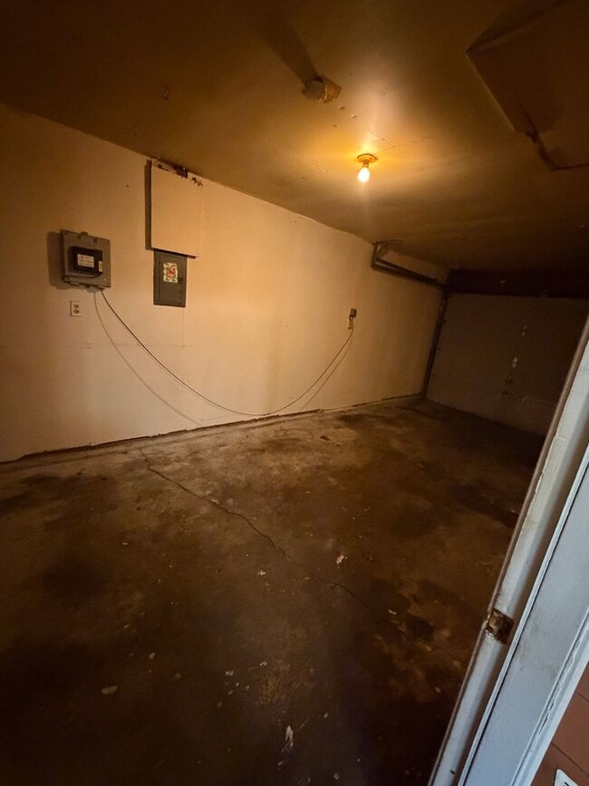 Building Photo - Large 3 bedroom 1 bath