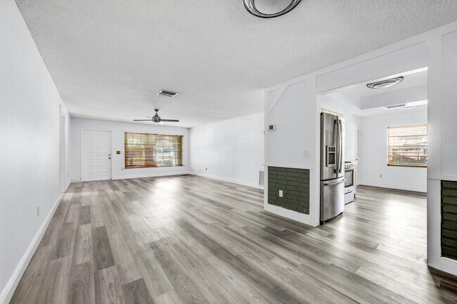 Building Photo - 22674 Family Cir