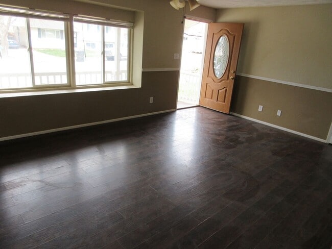 Building Photo - 4 bedroom 3 bathroom w/basement