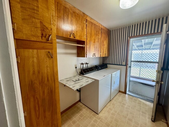 Building Photo - Renovated 2 bed 1 bath duplex near town ce...