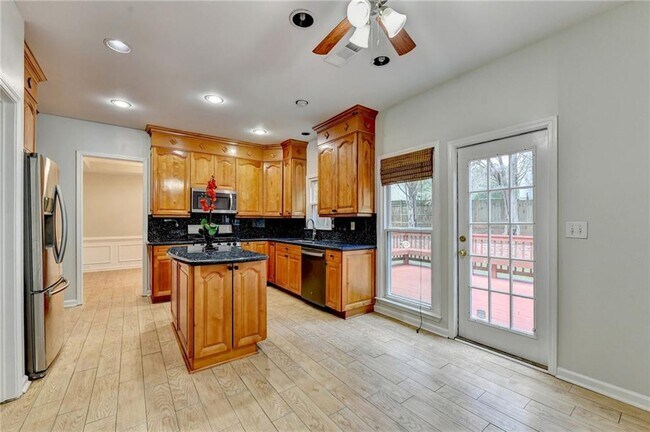 Building Photo - 2835 Crestmont Ct