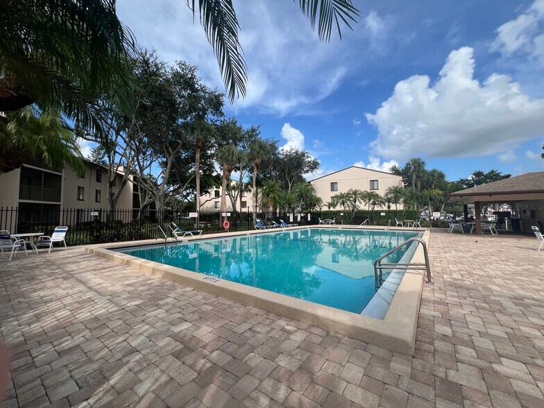 Building Photo - 202 Foxtail Dr