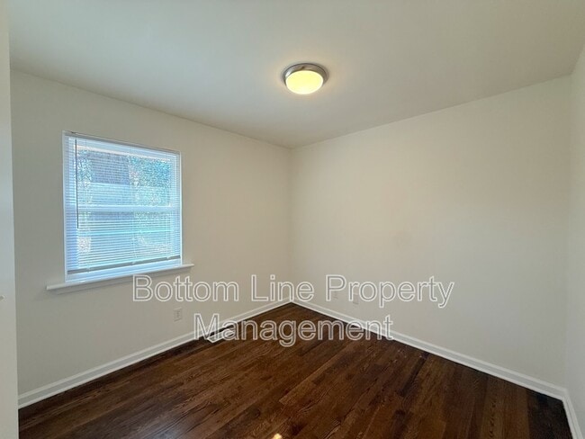 Building Photo - 2011 Holly St