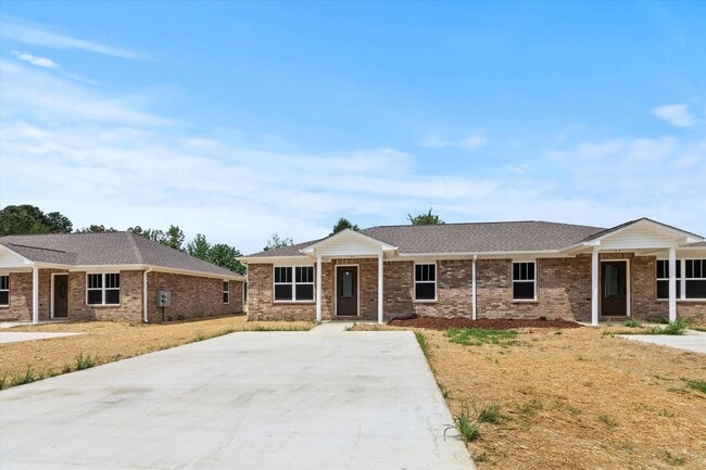 Building Photo - Move In Ready Duplex! $1,200 Rent Credit on 13 Month Lease.