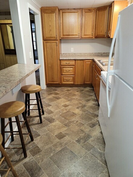Kitchen with breakfast bar - 5116 Murphy Rd