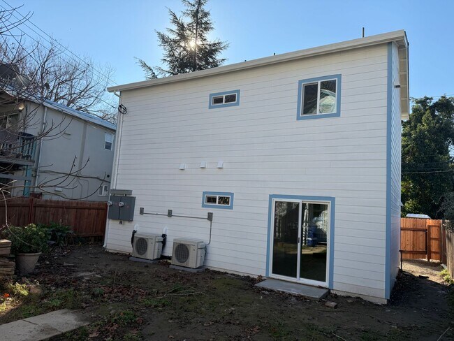 Building Photo - New 600 Sqft. 2 Bedroom 1 Bath Condo in Downtown Sacramento