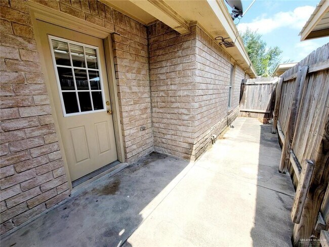 Building Photo - 16 Tahiti Dr