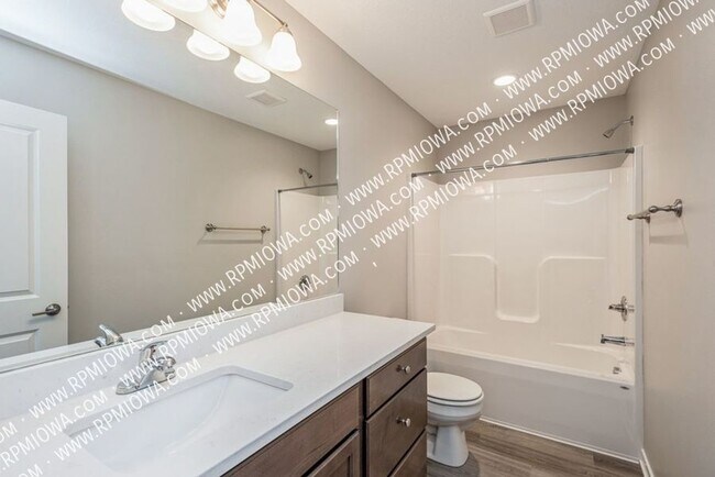 Building Photo - 250 Amberwood Dr