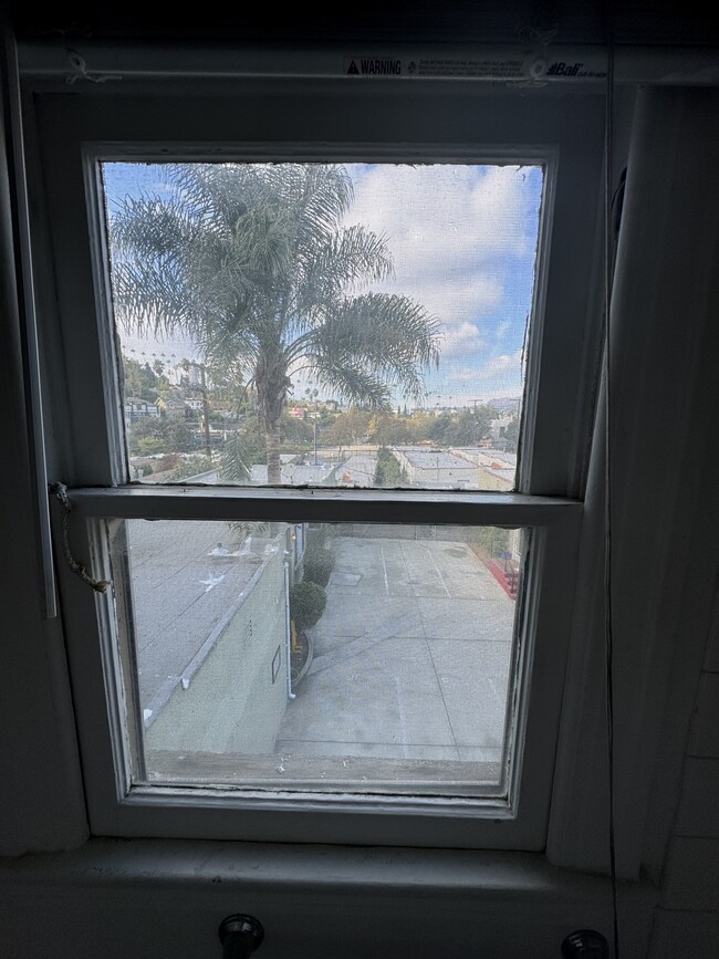 open bathroom window - 3350 Hamilton Way