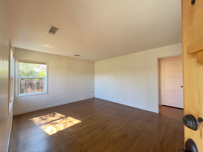 Building Photo - MON301