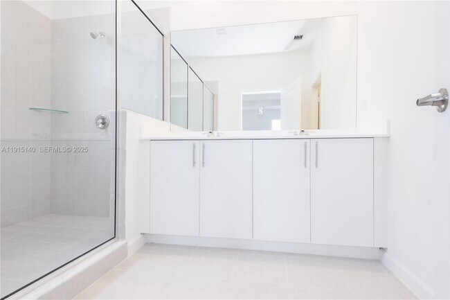 Building Photo - 2636 SE 8th Ct