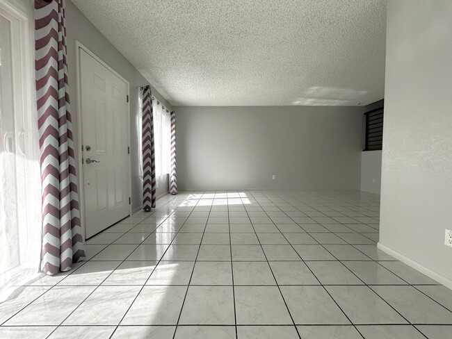 Building Photo - 1924 Hawaii St