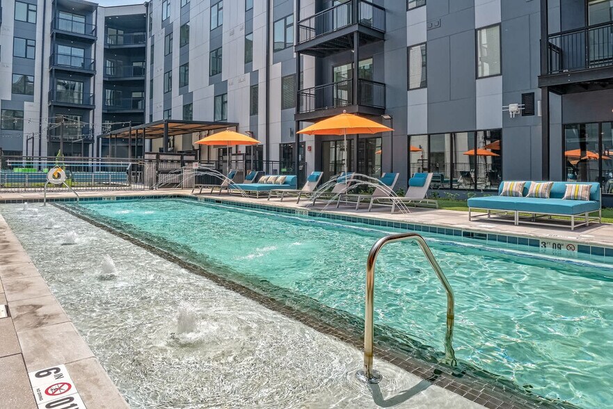 Building Photo - 633 E Main St