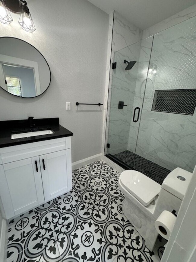 Building Photo - Beautiful 2/2 Bungalow in River Heights!