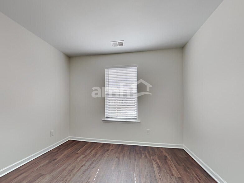 Building Photo - 656 Silver Moss Dr