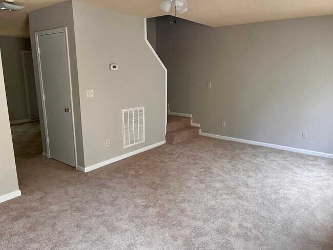 Building Photo - Lovely 3bedroom / 2bath Townhouse near NCSU!