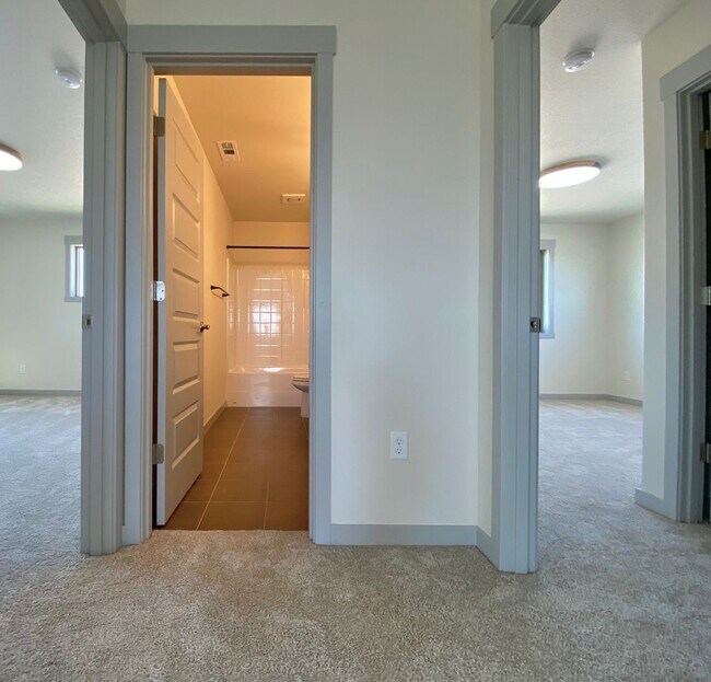 Building Photo - Stunning Southridge Rental with RV Garage & Luxury Finishes!