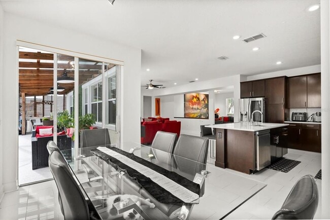 Building Photo - 10148 Malpas Point