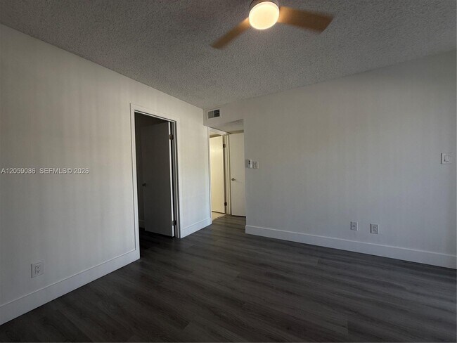Building Photo - 510 S Park Rd