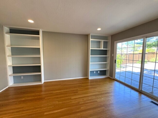 Building Photo - Beautiful 3 bedroom, 2 bath single level home in the Woodlands-Walnut Creek