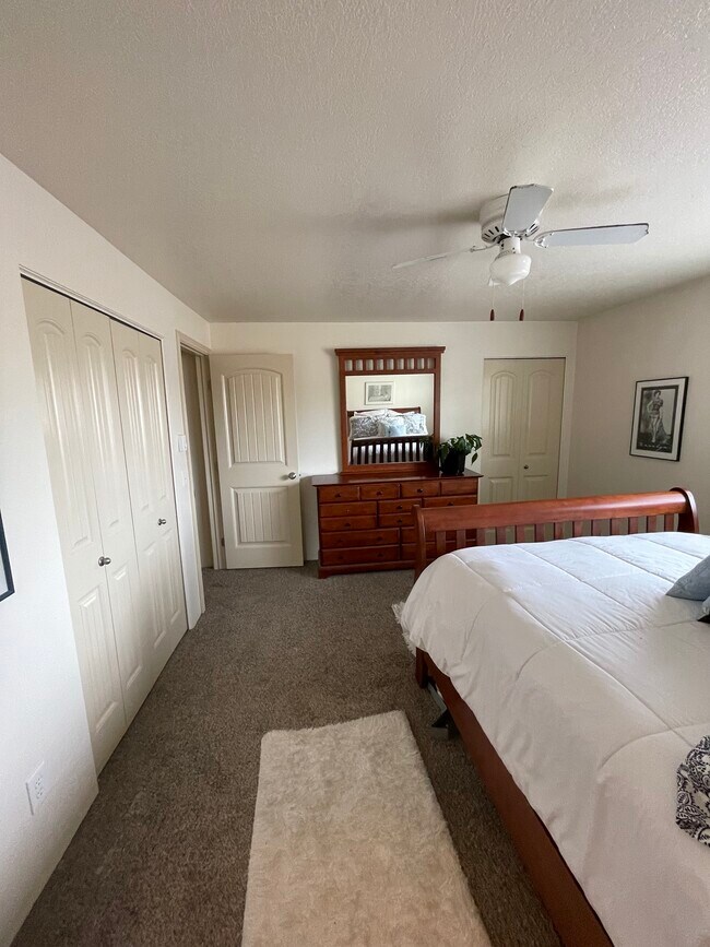 Building Photo - 823 S Cole Rd