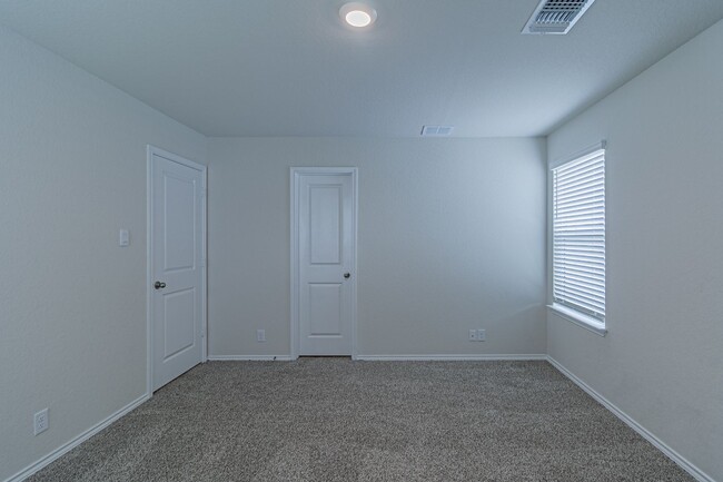 Building Photo - 4 bd/2 ba available NOW!! Wiseman/Talley F...