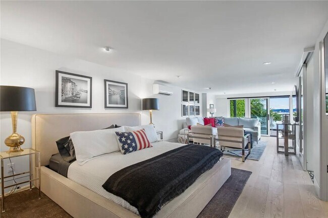 Building Photo - Leschi Waterfront Home