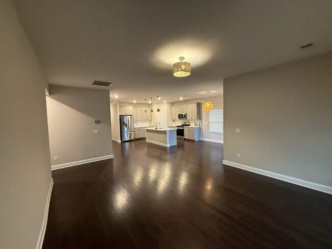 Building Photo - "Charming 3-Bedroom Retreat with 2 Baths w/bonus room and fenced yard!!